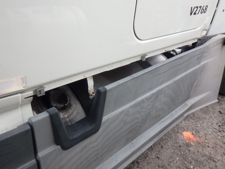 2013-freightliner-cascadia-125-image-17