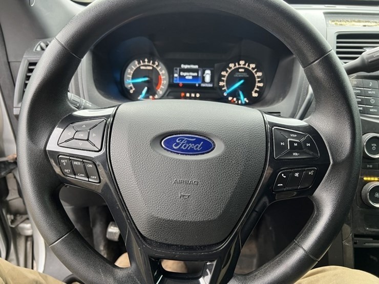 2017-ford-explorer-image-28