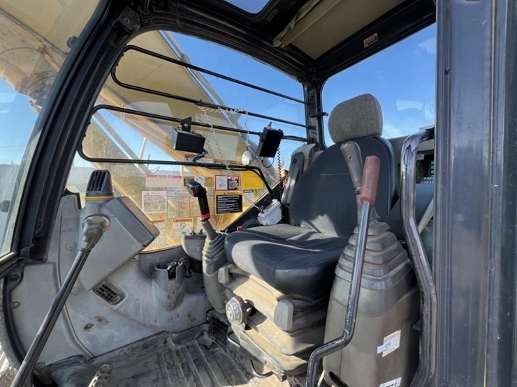 2004-deere-225c-lc-image-30