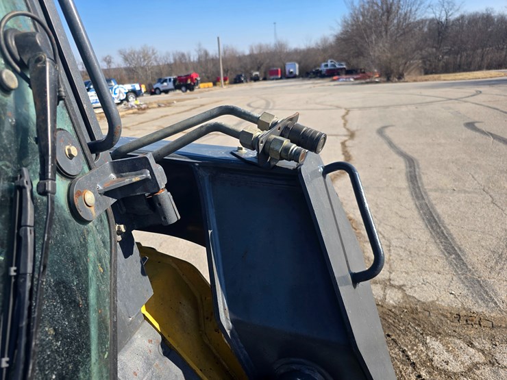 2012-deere-329d-image-22