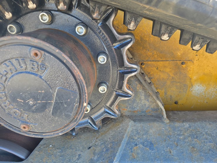 2012-deere-329d-image-26