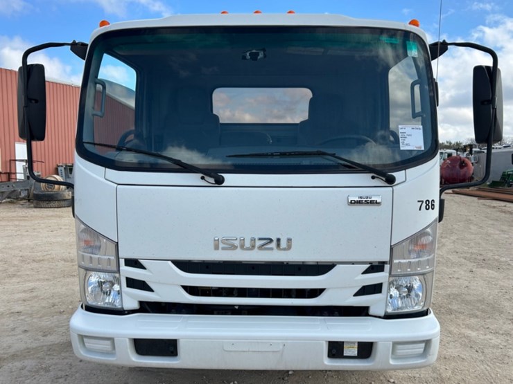2020-isuzu-nqr-image-2