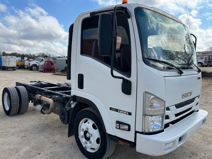 2020-isuzu-nqr-image-3