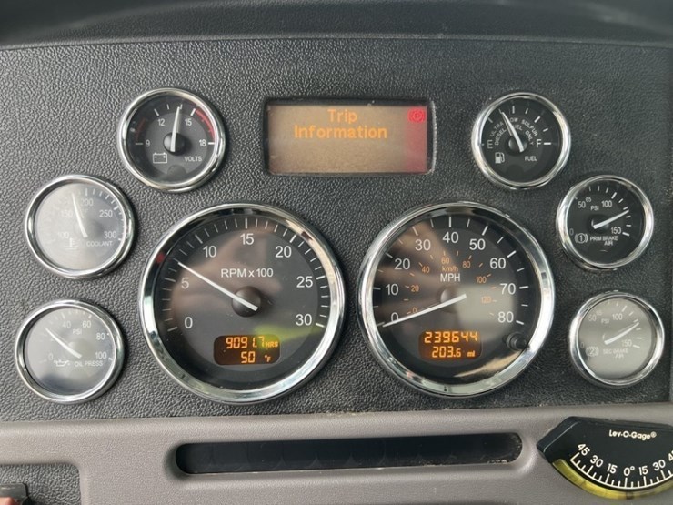 2017-peterbilt-389-image-24