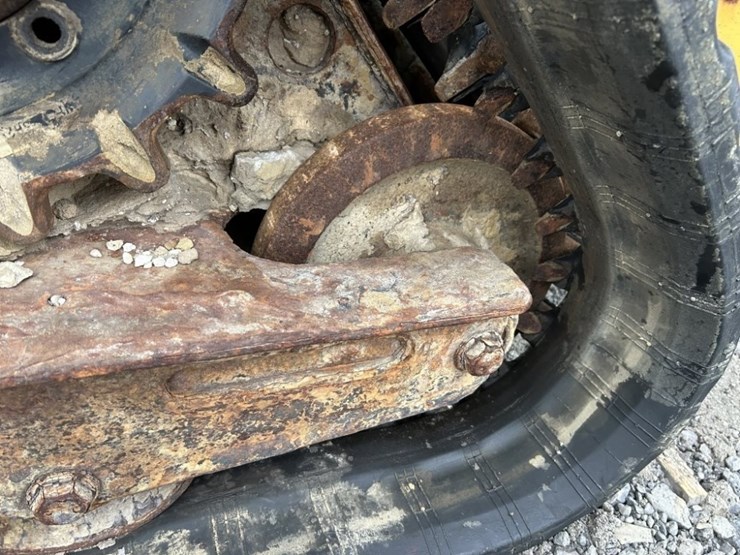 2023-deere-317g-image-10