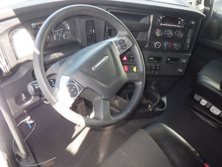 2024-freightliner-cascadia-126-image-16