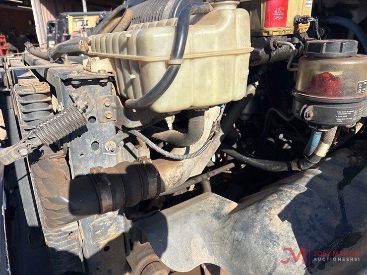 2005-chevrolet-c5500-flatbed-truck-image-17