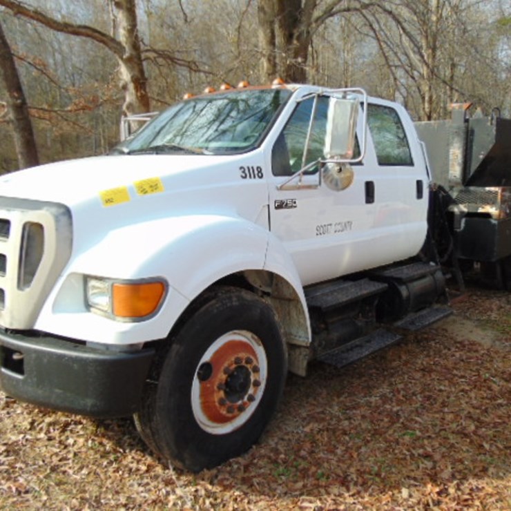 2004 FORD F750