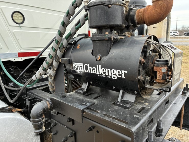 2020-mack-p164t-daycab-image-15