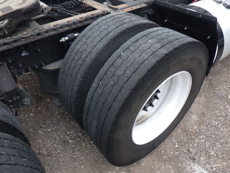 2012-volvo-vnl-300-image-5