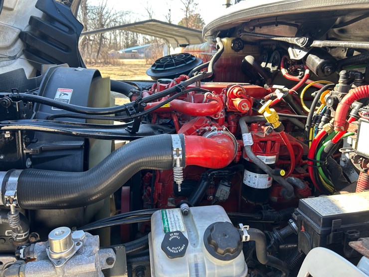 2018-freightliner-m2-106-image-25