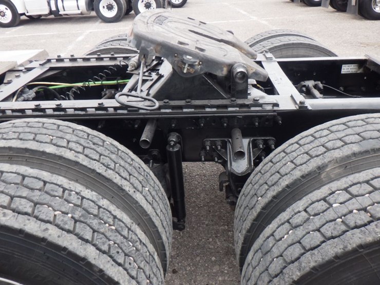 2012-caterpillar-ct660l-image-13