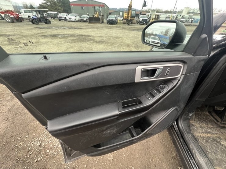 2021-ford-explorer-image-25