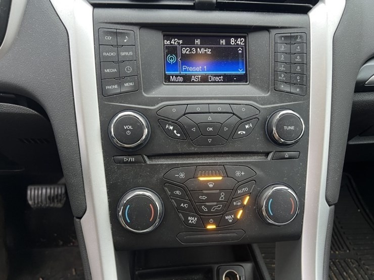 2013-ford-fusion-se-hybrid-sedan-image-28