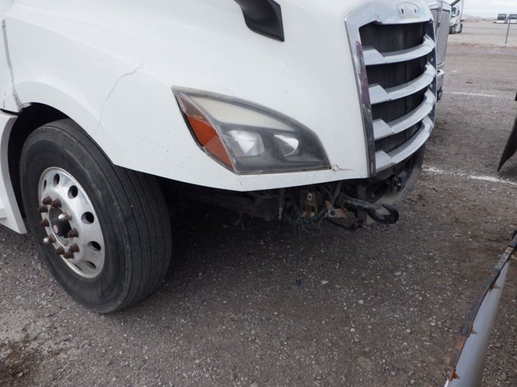 2019-freightliner-cascadia-126-image-4