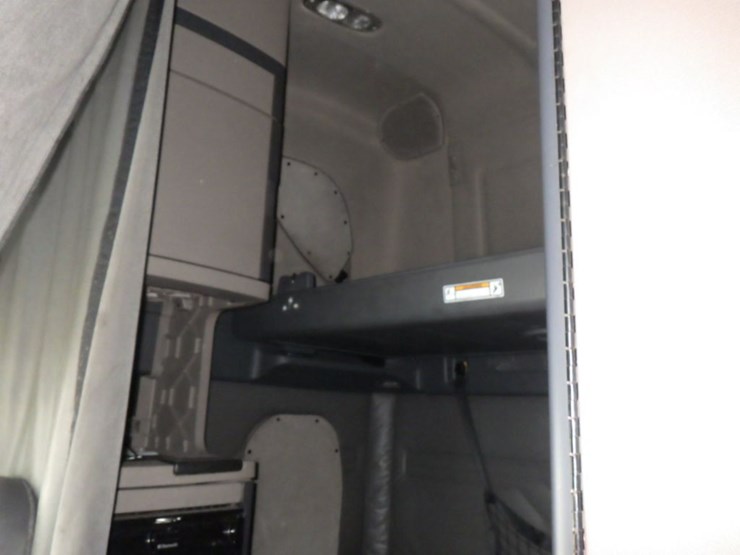 2016-freightliner-cascadia-125-image-13