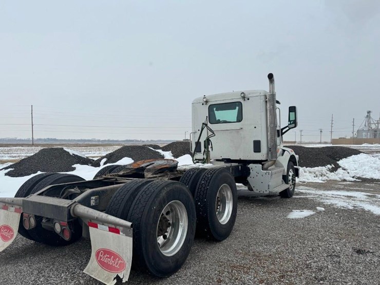 2017-peterbilt-567-image-3