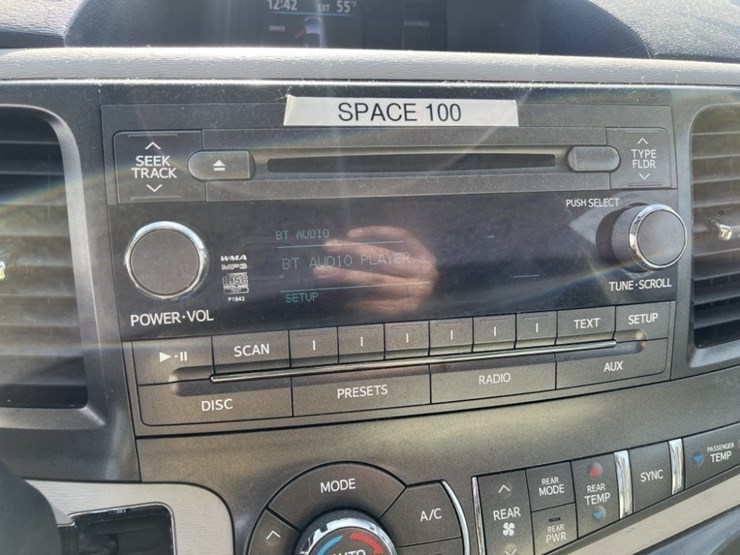 2014-toyota-sienna-le-image-32