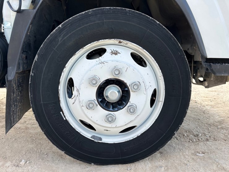 2020-isuzu-nqr-image-10