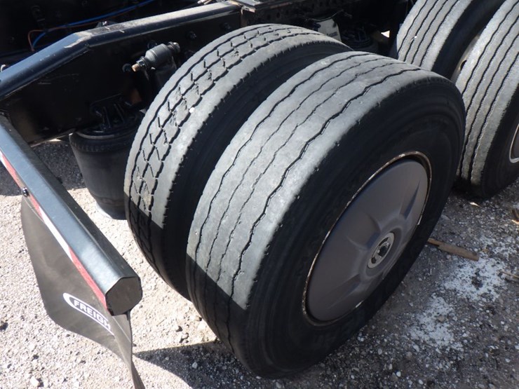 2023-freightliner-cascadia-126-image-10