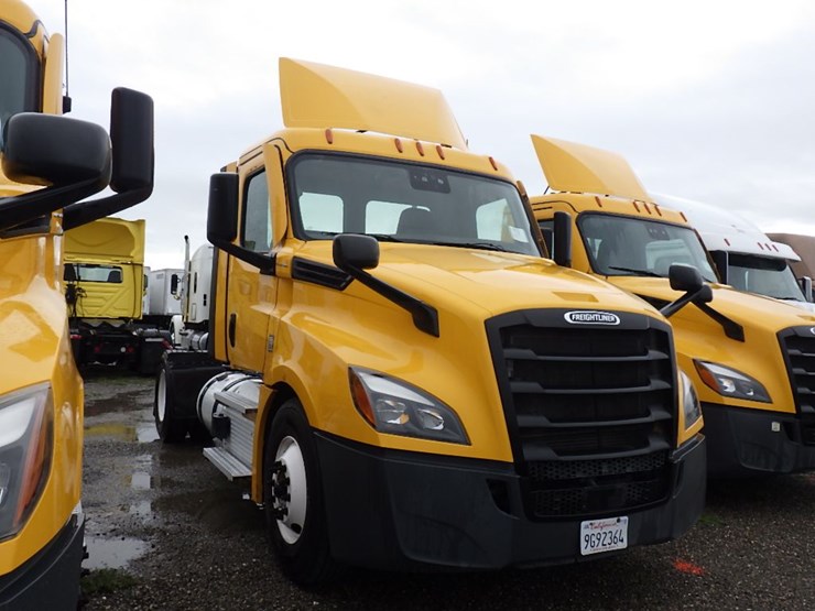 2022-freightliner-cascadia-126-image-3