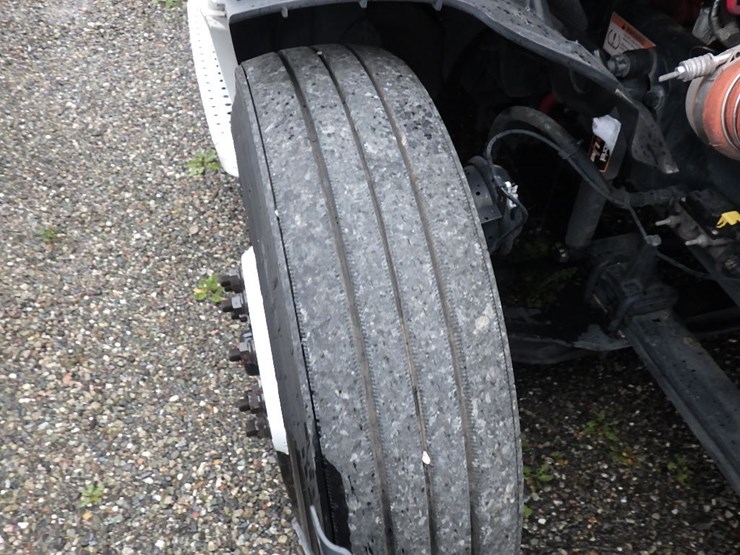 2020-freightliner-cascadia-126-image-31