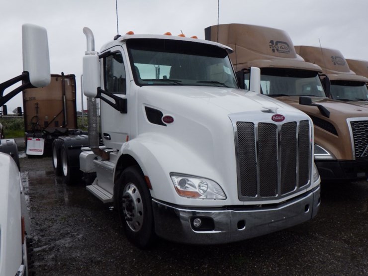 2017-peterbilt-579-image-3
