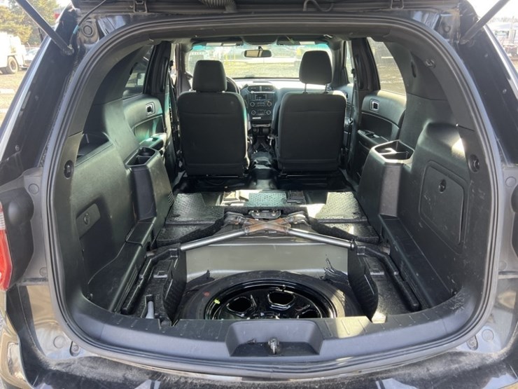 2016-ford-explorer-image-21