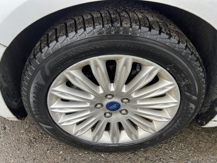 2013-ford-fusion-se-hybrid-sedan-image-15