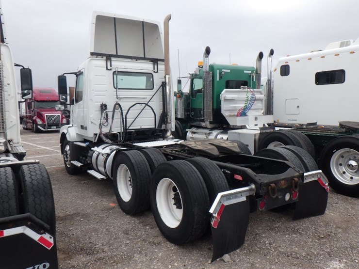 2012-volvo-vnl-300-image-10