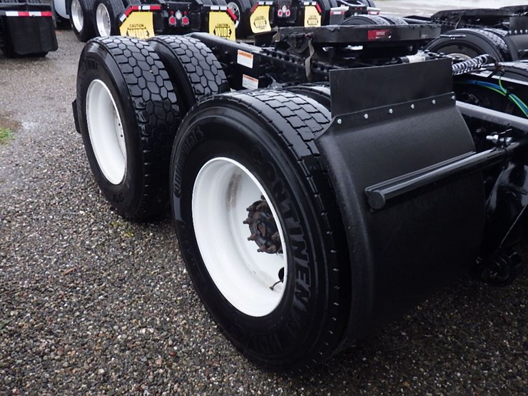 2020-freightliner-cascadia-126-image-8