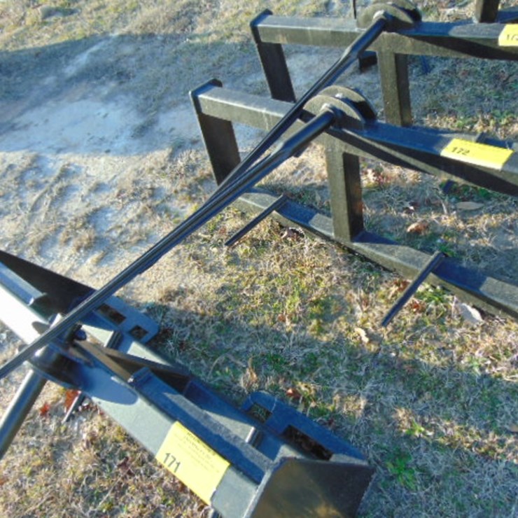 SKID STEER HAY SPEAR ATTACHMENT