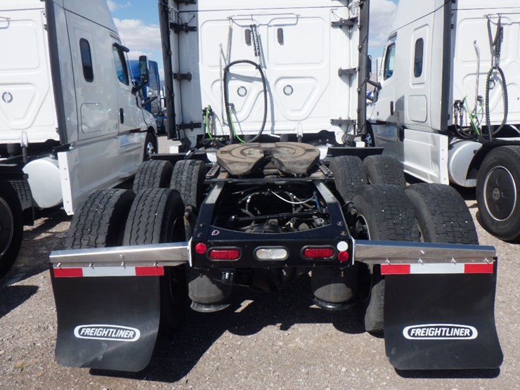 2024-freightliner-cascadia-126-image-11