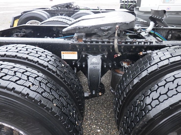 2020-freightliner-cascadia-126-image-9