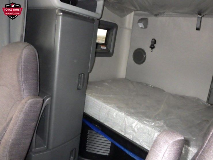 2025-volvo-vnl-760-image-21