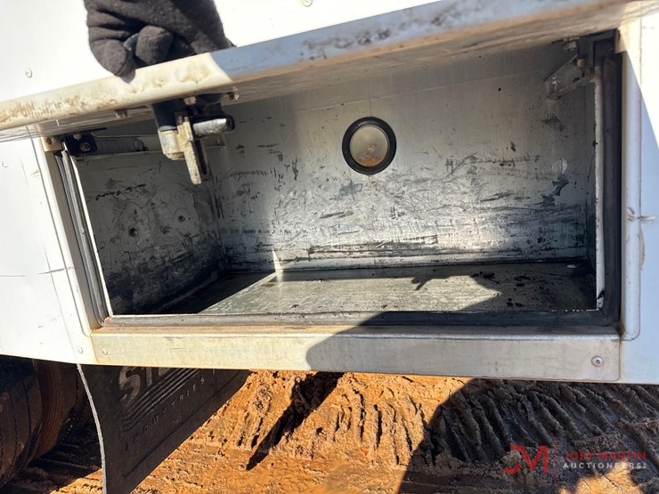 2005-chevrolet-c5500-flatbed-truck-image-9