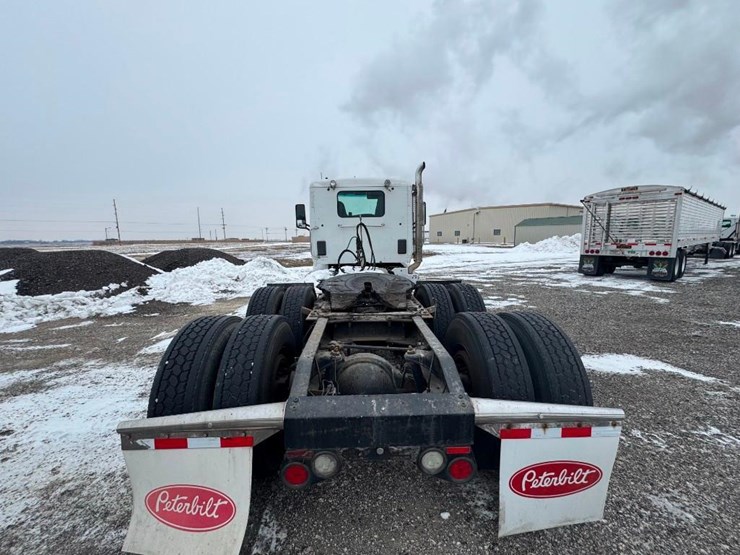 2017-peterbilt-567-image-7