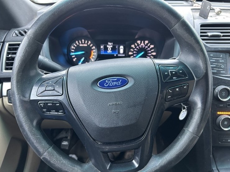 2016-ford-explorer-image-25