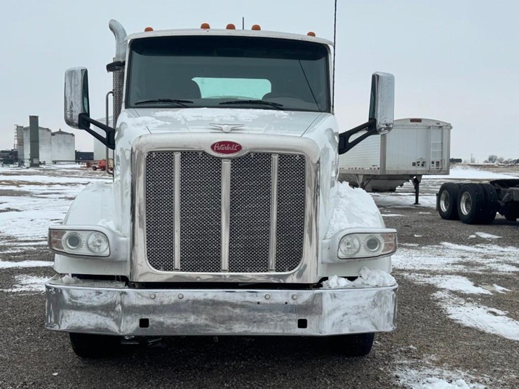 2017-peterbilt-567-image-8