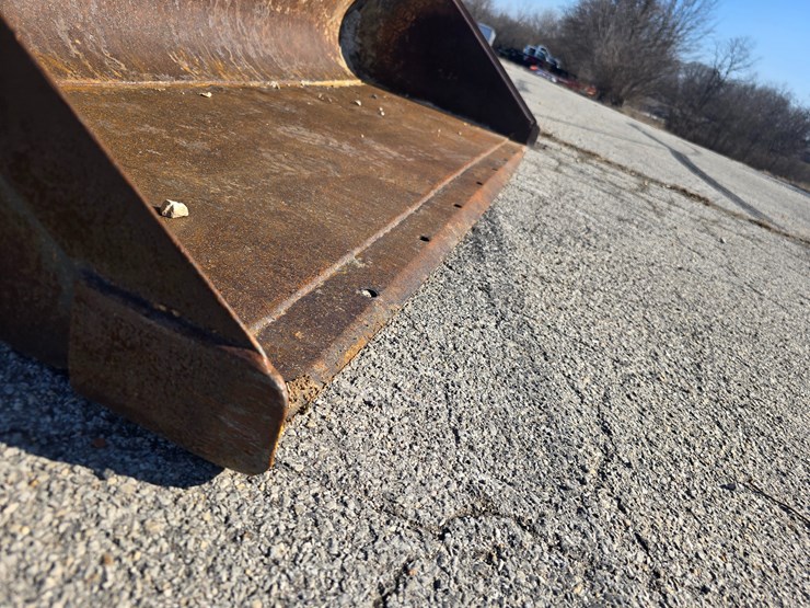 2012-deere-329d-image-19