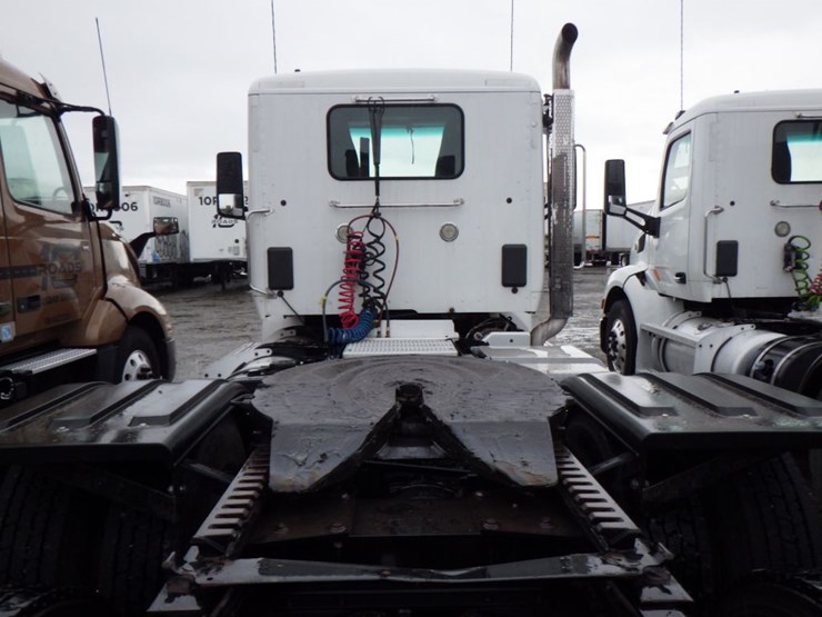 2017-peterbilt-579-image-10