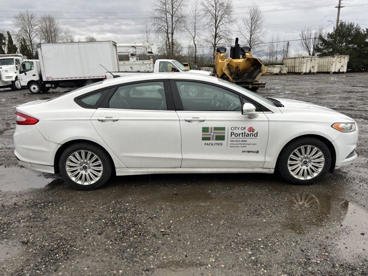2013-ford-fusion-se-hybrid-sedan-image-3