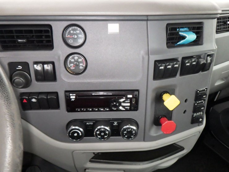2017-peterbilt-579-image-15