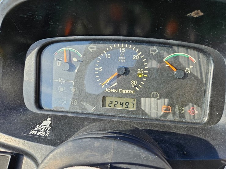 john-deere-3320-image-28