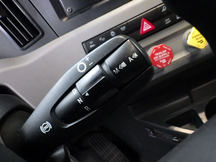 2020-freightliner-cascadia-126-image-24