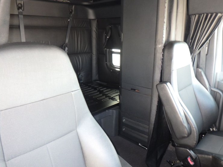 2024-freightliner-cascadia-126-image-5