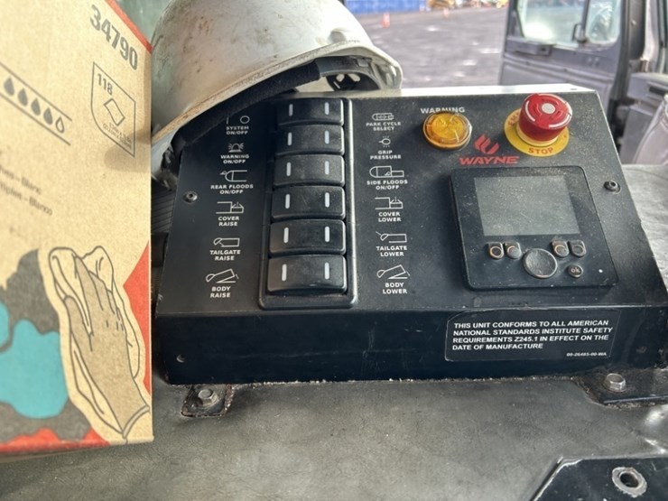 2014-peterbilt-320-image-26