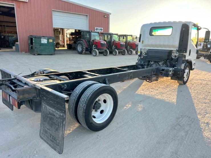 2021-isuzu-npr-image-4