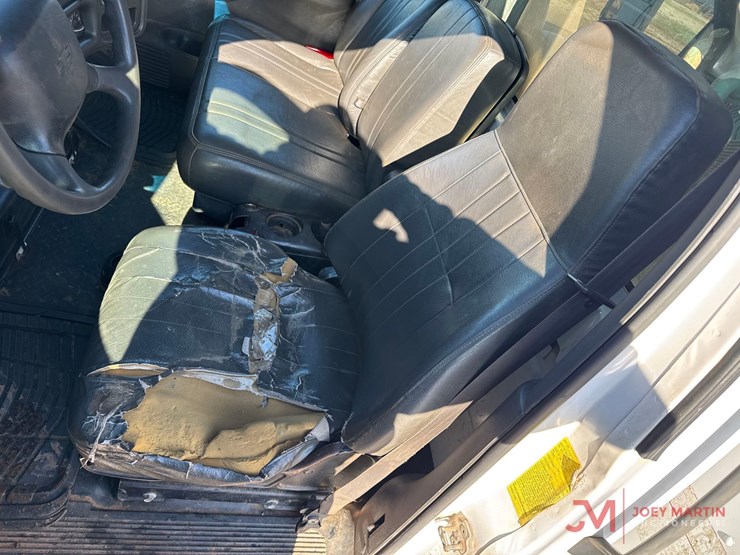 2005-chevrolet-c5500-flatbed-truck-image-24