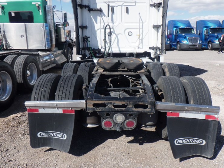 2022-freightliner-cascadia-126-image-11